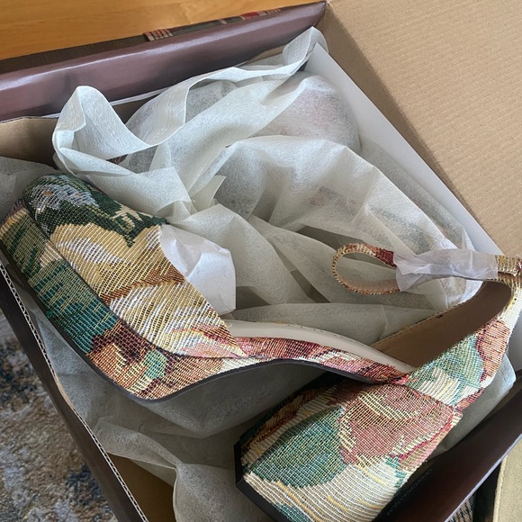 Elegant Floral Platform Heels - Picture 4 of 4